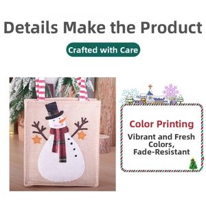 Détail d'un sac cadeau de Noël en lin avec applique de bonhomme de neige et poignée festive