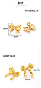 Size comparison and weight specifications of gold bow earrings in two different dimensions