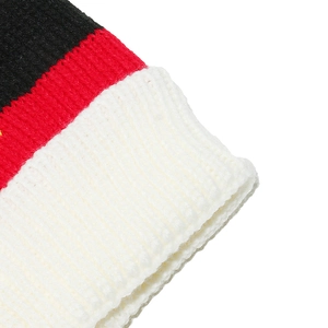 Vue détaillée d'un bonnet de Noël en tricot tricolore montrant la texture douce