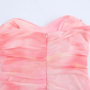 Détail du tissu en maille dégradé rose avec texture froncée et fermeture éclair invisible