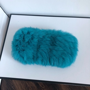 Nahaufnahme des weichen pfauenblauen Kaninchenfell-Stirnbands mit flauschiger Textur