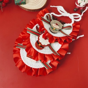 Détails de bavoirs tricotés pour animaux avec motifs renne et père Noël festifs