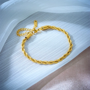 Goldenes Edelstahl-Armband mit gedrehtem Seilketten-Design und verstellbarem Verschluss