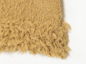 Detailopname van de gele krullende pluche textuur van deze korte damestrui