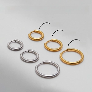 Boucles d'oreilles créoles classiques dorées et argentées en tailles petite, moyenne et grande