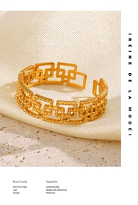 Vue rapprochée d'une bague ajustable en acier inoxydable doré 18K avec motif géométrique