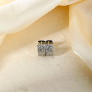 Élégantes créoles plaquées argent avec micro-pavage en zircone sur fond de soie beige