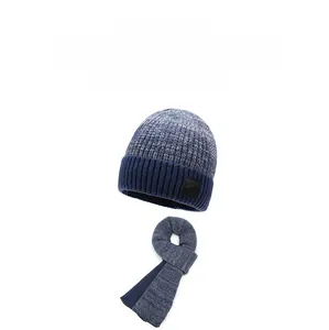 Dettaglio di set berretto e sciarpa in maglia blu navy con patch in pelle