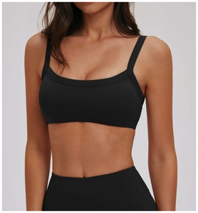 Dettaglio del reggiseno sportivo nero con spalline larghe e scollo squadrato