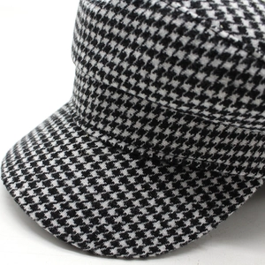 Détail du motif pied-de-poule classique et de la texture en tweed de la casquette chic