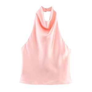 Nahaufnahme des eleganten rosa Satinstoffs und des Neckholder-Ausschnitts des Midikleids
