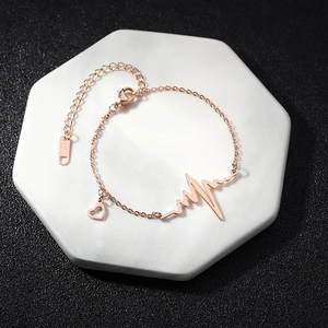 Roségoldene Edelstahl-Halskette mit Herzschlag-Design und Herzanhänger auf Marmor