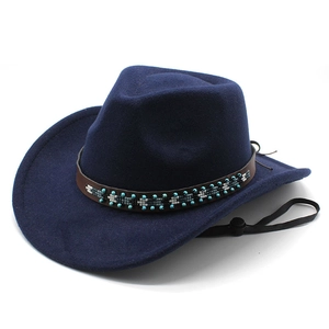 Détail du chapeau de cowboy en laine bleu avec bande perlée en cuir et cordon réglable