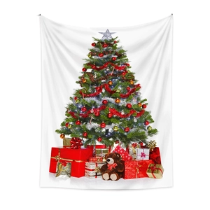 Dettaglio dell'arazzo albero di Natale con scatole regalo e orsetto su parete bianca