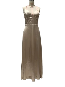 Détail de la robe de soirée en satin champagne avec col en V et fronces élégantes sur le buste
