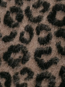 Gros plan sur la maille douce à motif léopard montrant la texture du tissu