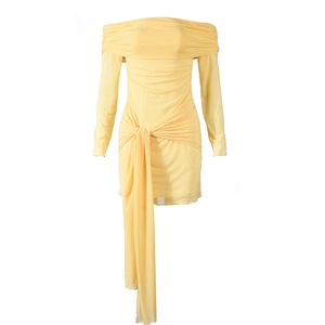 Dettaglio di mini abito giallo chiaro con spalle scoperte in mesh a pieghe e nastri lunghi