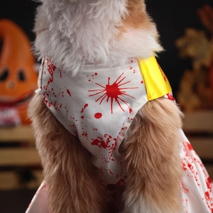 Détail du costume d'Halloween pour chien avec taches de sang rouge et finitions en satin