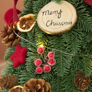 Albero di Natale in feltro fai-da-te con aghi di pino, pigne, bacche e targhetta Merry