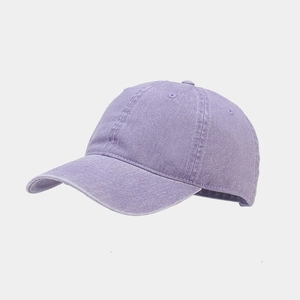 Détail de la casquette de baseball en coton lavé violet clair avec couture à six panneaux