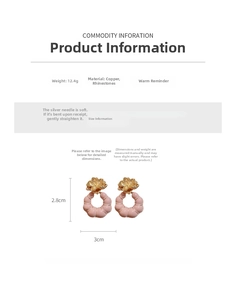 Détail de boucles d'oreilles vintage fleurs, dimensions 3cm x 2,8cm, poids 12,4g