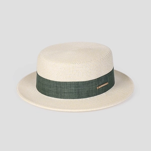 Vue détaillée du chapeau canotier en paille crème avec ruban vert foncé et plaque logo dorée