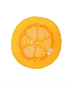 Détail intérieur du chapeau jaune en coton pour enfant avec cordon réglable