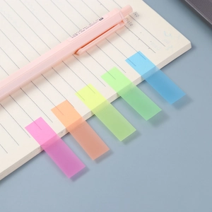 Segnapagina adesivi PET neon trasparenti in 5 colori su un taccuino con penna