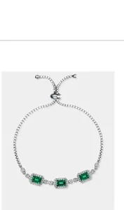 Dettaglio del bracciale in argento regolabile con tre pietre verdi taglio smeraldo e halo