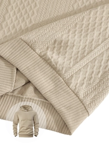 Detail der Waffelstrick-Struktur und des Rippensaums am beigen Herren-Kapuzenpullover