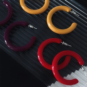 Orecchini a cerchio a C in acrilico minimalisti in colori resina viola, giallo e rosso