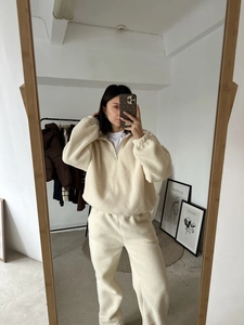 Tuta da donna in pile color crema con felpa a mezza zip e pantaloni sportivi casual