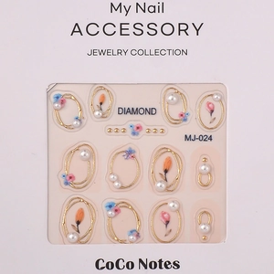 Autocollants ongles ovales dorés élégants avec perles et relief floral sur carte