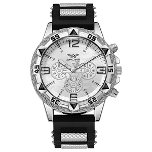 Détail du cadran de montre argentée pour homme avec trois sous-cadrans et bracelet noir