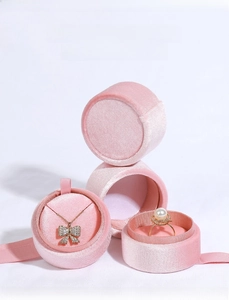 Detailansicht der rosa Schmuckschatullen aus Samt mit weichem Futter und Seidenband