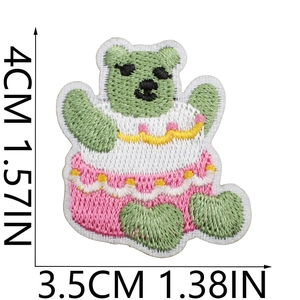 Trama dettagliata del ricamo di una toppa a forma di orso verde, 4cm x 3,5cm
