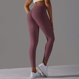 Détail du legging de yoga taille haute avec design froncé au fessier mauve foncé