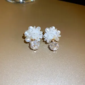 Elegante Blumenohrstecker mit weißen Harzblättern und Zirkonia-Tropfen auf Goldbasis