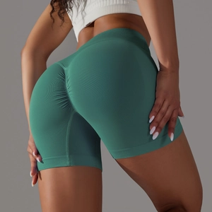 Dettaglio dei pantaloncini da yoga verde scuro senza cuciture con effetto scrunch butt