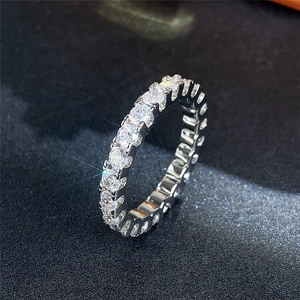 Nahaufnahme eines luxuriösen Eternity-Rings mit weißen Zirkonia in Versilberung