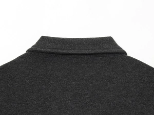 Nahaufnahme des kohlegrauen Polokragens mit feiner Stricktextur und präzisen Nähten