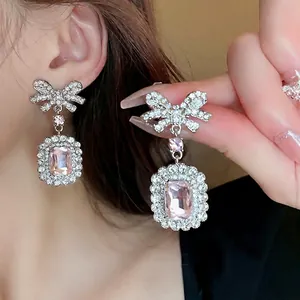 Boucles d'oreilles nœud en zircone rose avec pendentifs en cristal carré