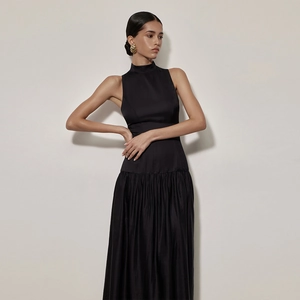 Détail du design dos nu élégant et de l'ourlet plissé d'une robe longue en satin noir