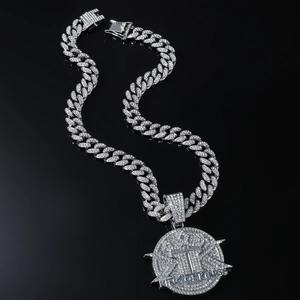 Détail macro du collier hiphop argenté avec le pendentif King of Kings serti