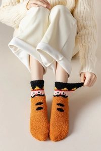 Texture détaillée de chaussettes d'hiver en polaire corail avec motif de soldat animé