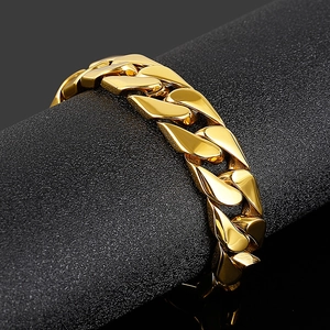 Detailansicht eines markanten goldenen Edelstahl-Panzerarmbands auf dem Display