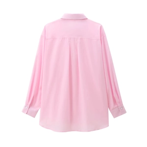 Détails du dos d'une chemise rose en coton ample avec pli plat et poignets boutonnés