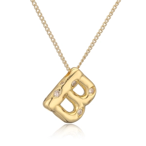 Collana con pendente a lettera B dorata stile bubble con zirconi su sfondo bianco