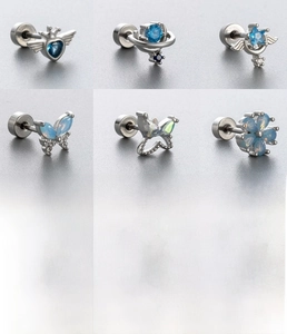 Details der Titanstahl-Schraubohrringe mit Schmetterlings- und Sternmotiven