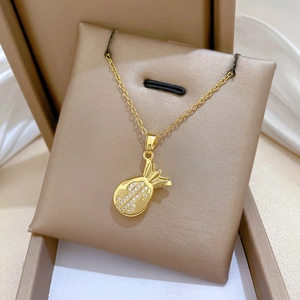 Gros plan du pendentif sac d'argent doré avec cristaux sur un fond de soie douce